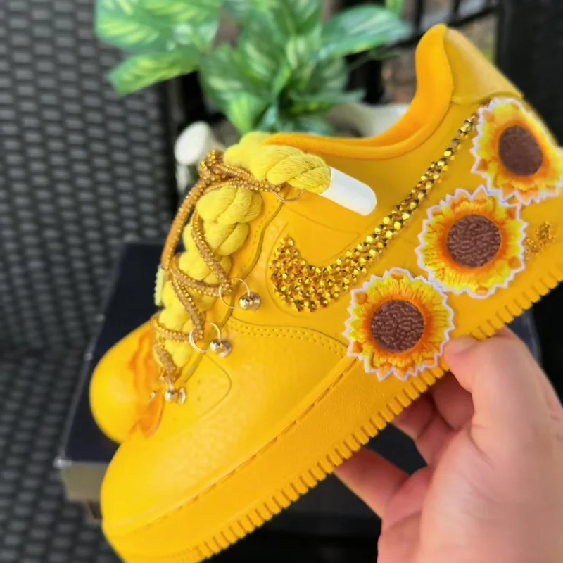 Air Force 1 amarillos con girasoles y cordones de soga dorados