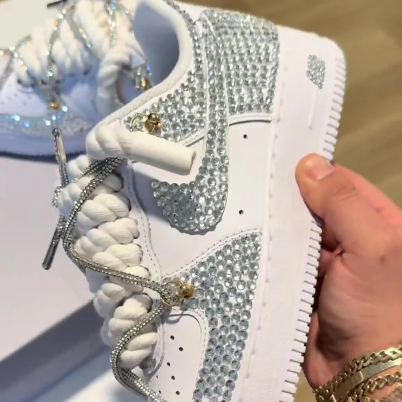 Air Force 1 blancos con cristales plateados y cordones de soga