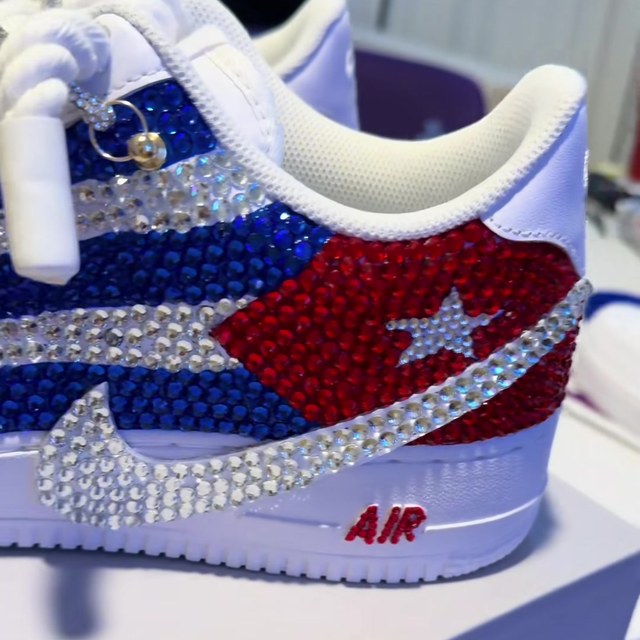 Air Force 1 blancos con la bandera de Cuba en pedrería