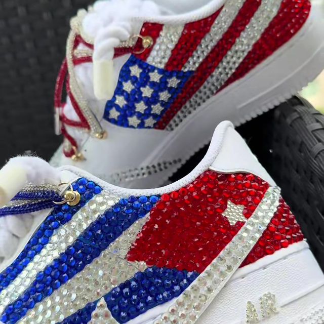 Air Force 1 con las banderas de Cuba y Estados Unidos en pedrería