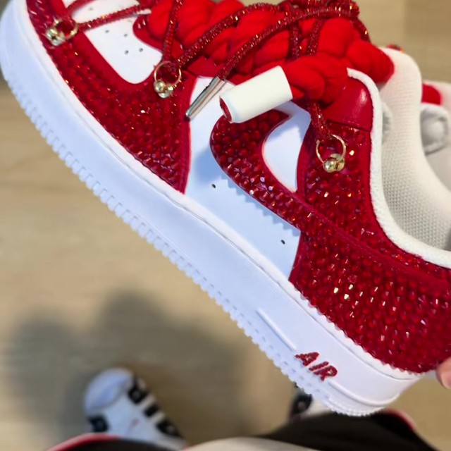 Air Force 1 rojos con pedrería brillante y cordones de soga rojos