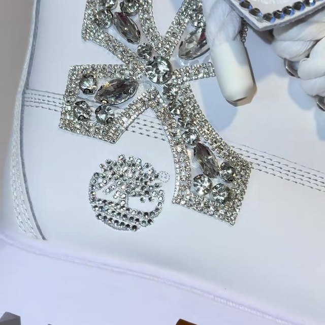 Botas Timberland blancas con una cruz de cristales
