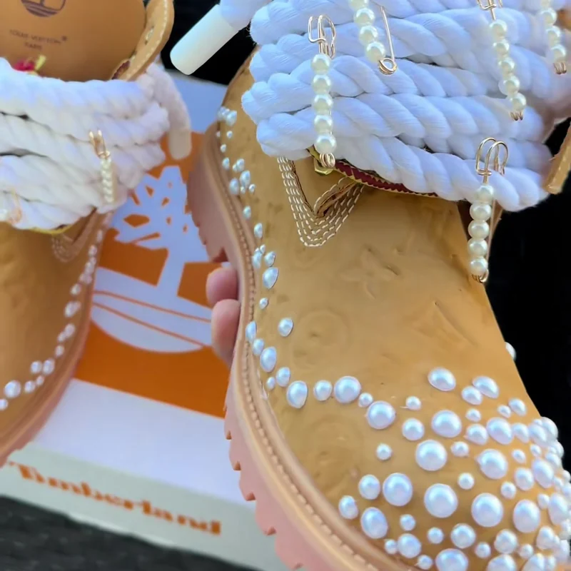 Botas Timberland clásicas color trigo con perlas y cordones de soga blancos
