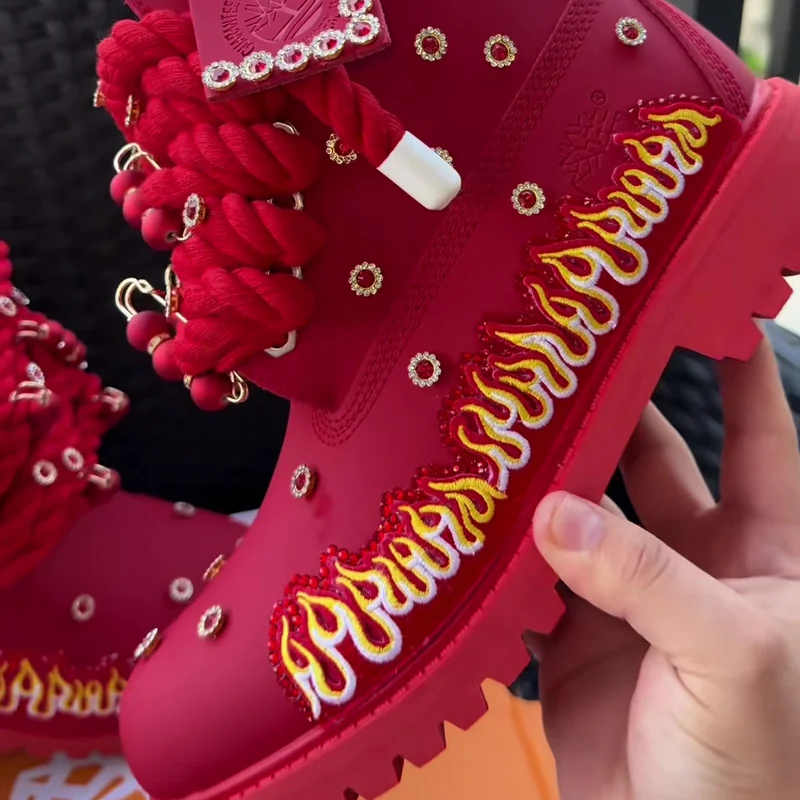 Botas Timberland rojas con llamas y detalles dorados y cordones de soga rojos