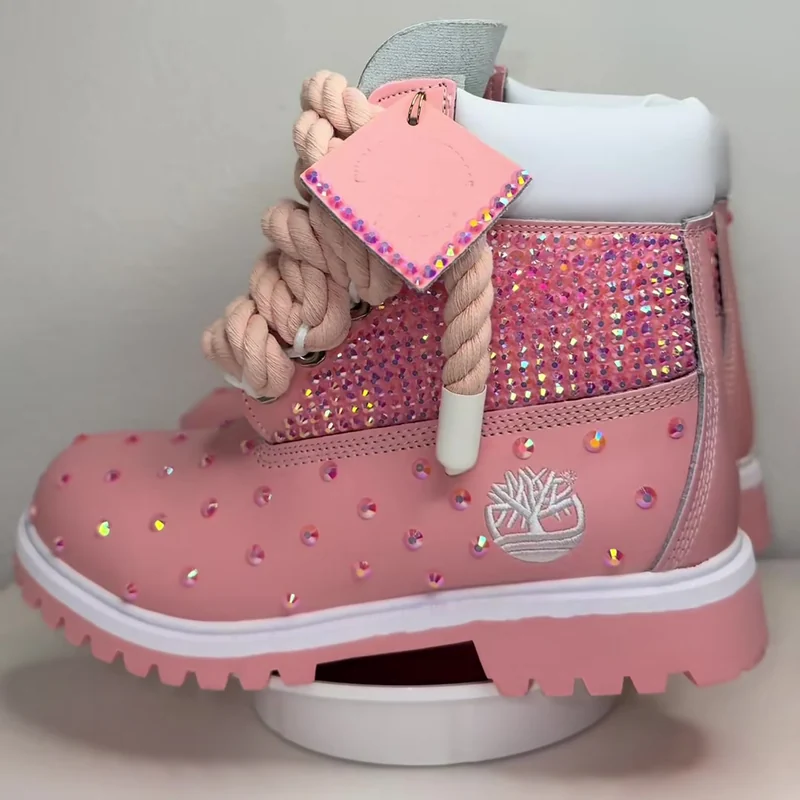 Botas Timberland rosadas con pedrería y cordones de soga